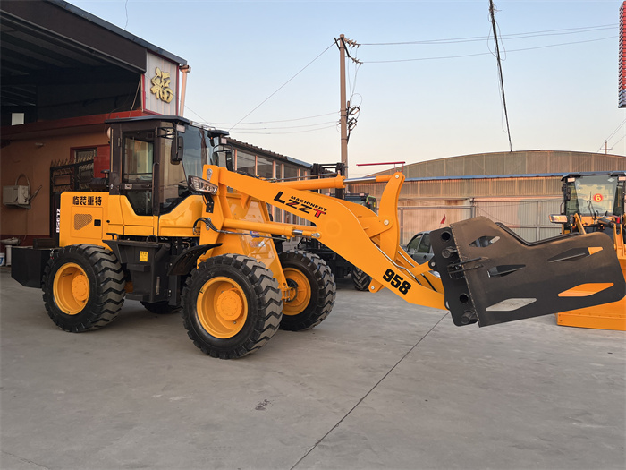 四驅裝載機