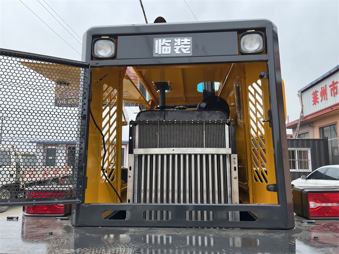 三向开门后机罩