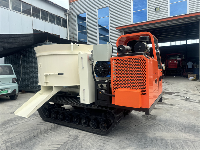 履帶式混凝土攪拌運(yùn)輸車(chē)